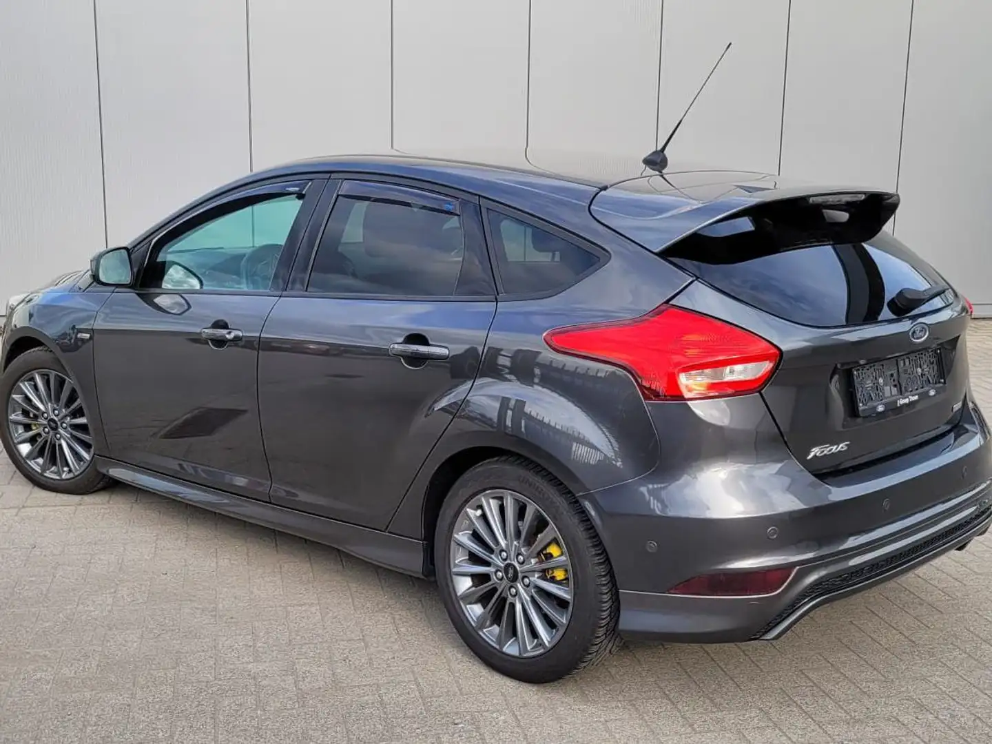 Ford Focus Focus 1.5 EcoBoost Start-Stopp-System Aut. ST-Line Grijs - 2