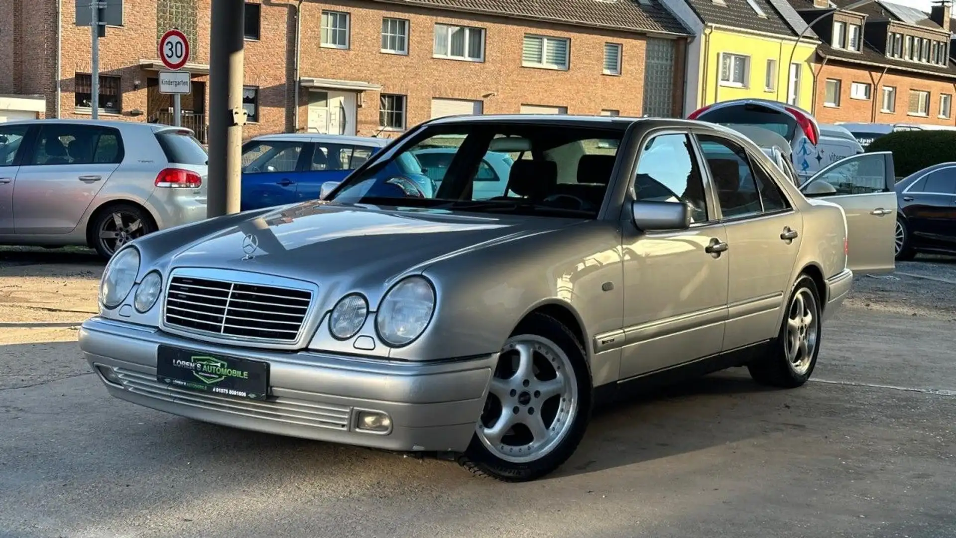Mercedes-Benz E 280 Lim. 1-H*Avantgarde*Automatik*Xenon*Klima* Silber - 1