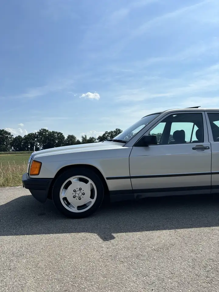 Mercedes-Benz E-Klasse 190e Limousine, foto 2