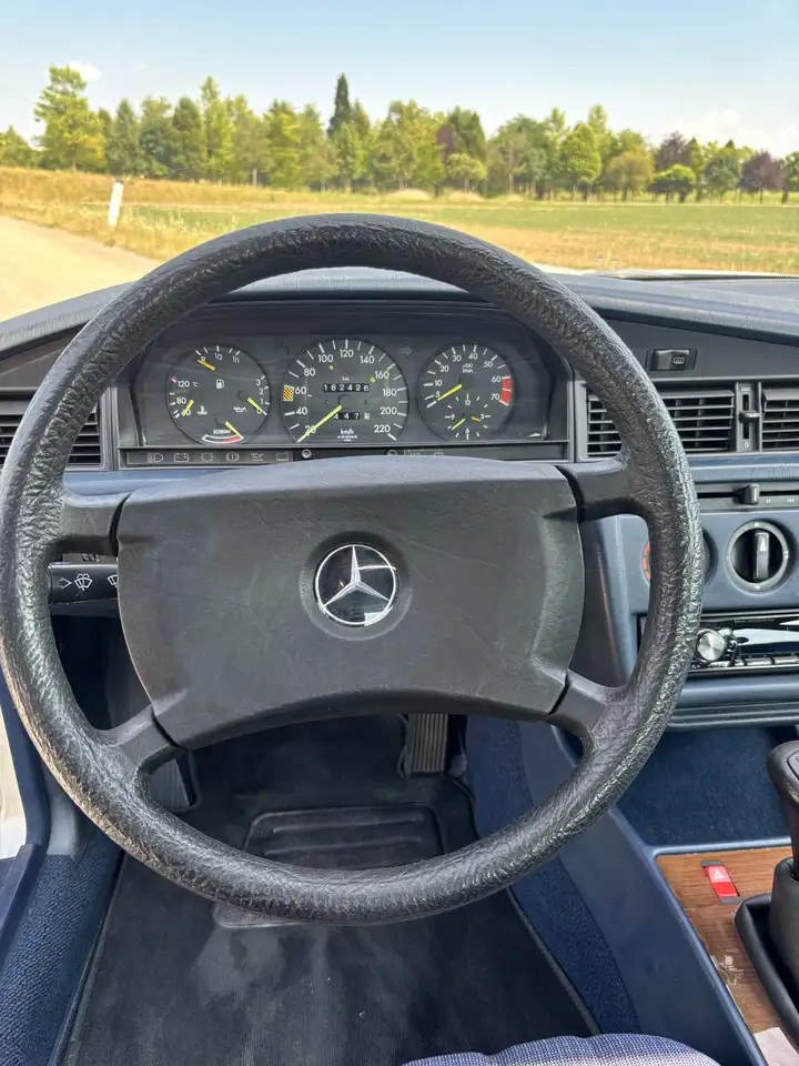 Mercedes-Benz E-Klasse 190e Limousine, foto 6
