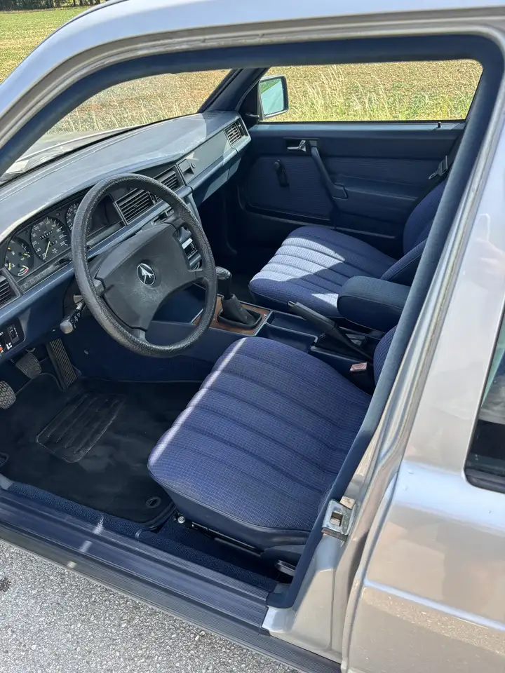 Mercedes-Benz E-Klasse 190e Limousine, foto 4