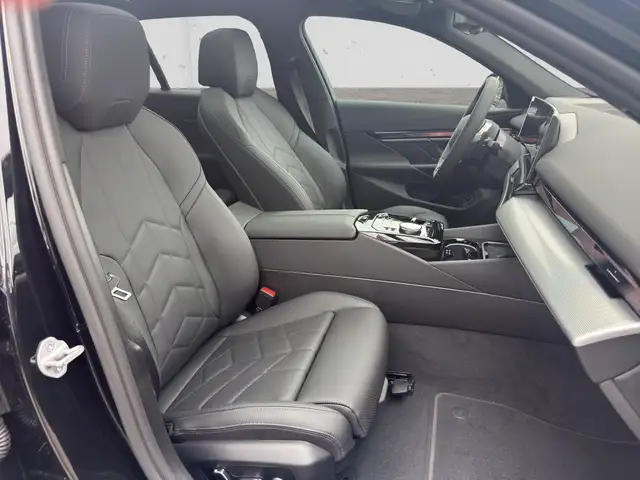 BMW 5 Series view 15