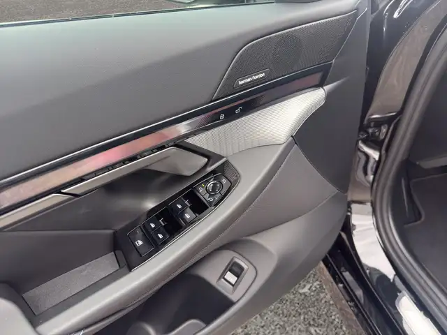 BMW 5 Series view 9