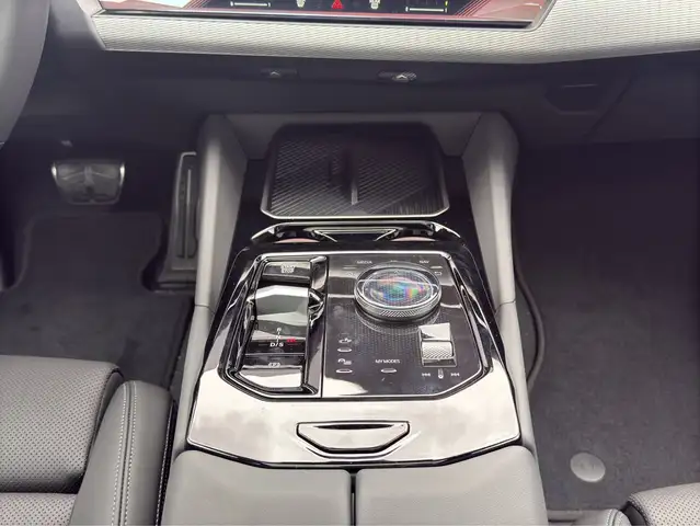 BMW 5 Series view 14