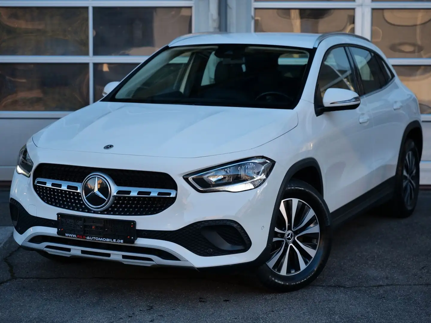 Mercedes-Benz GLA 180 d STYLE NAVI+LEDER+17" ALU+AHK Blanc - 1