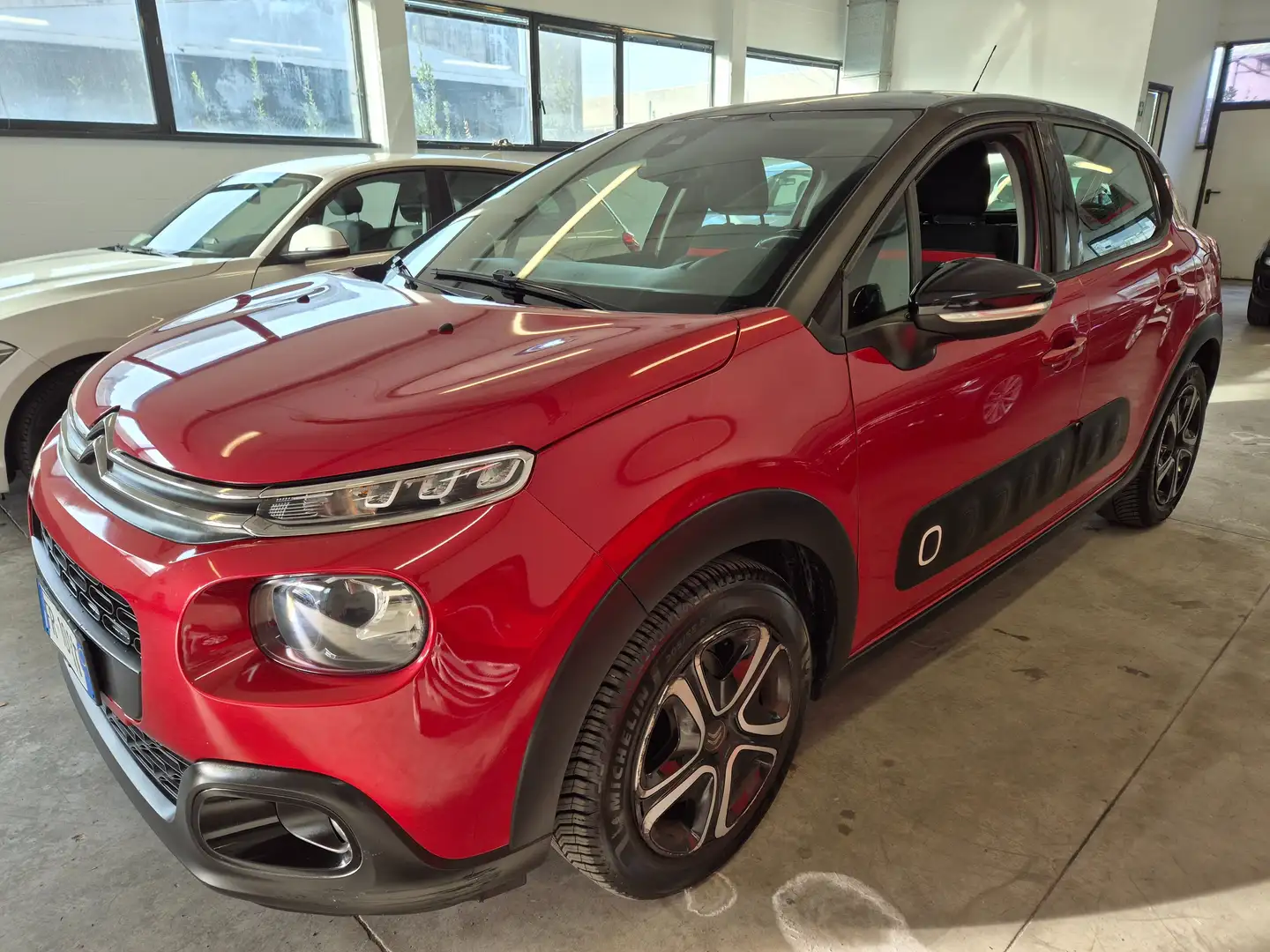 Citroen C3 C3 III 2017 1.2 puretech Shine s Rouge - 1
