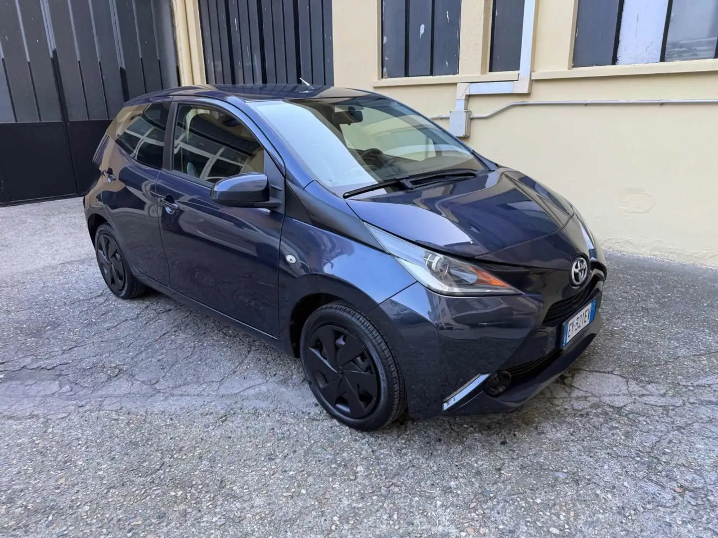 Toyota Aygo 1.0 VVT-i 69 CV 5 porte x-clusiv Azul - 1