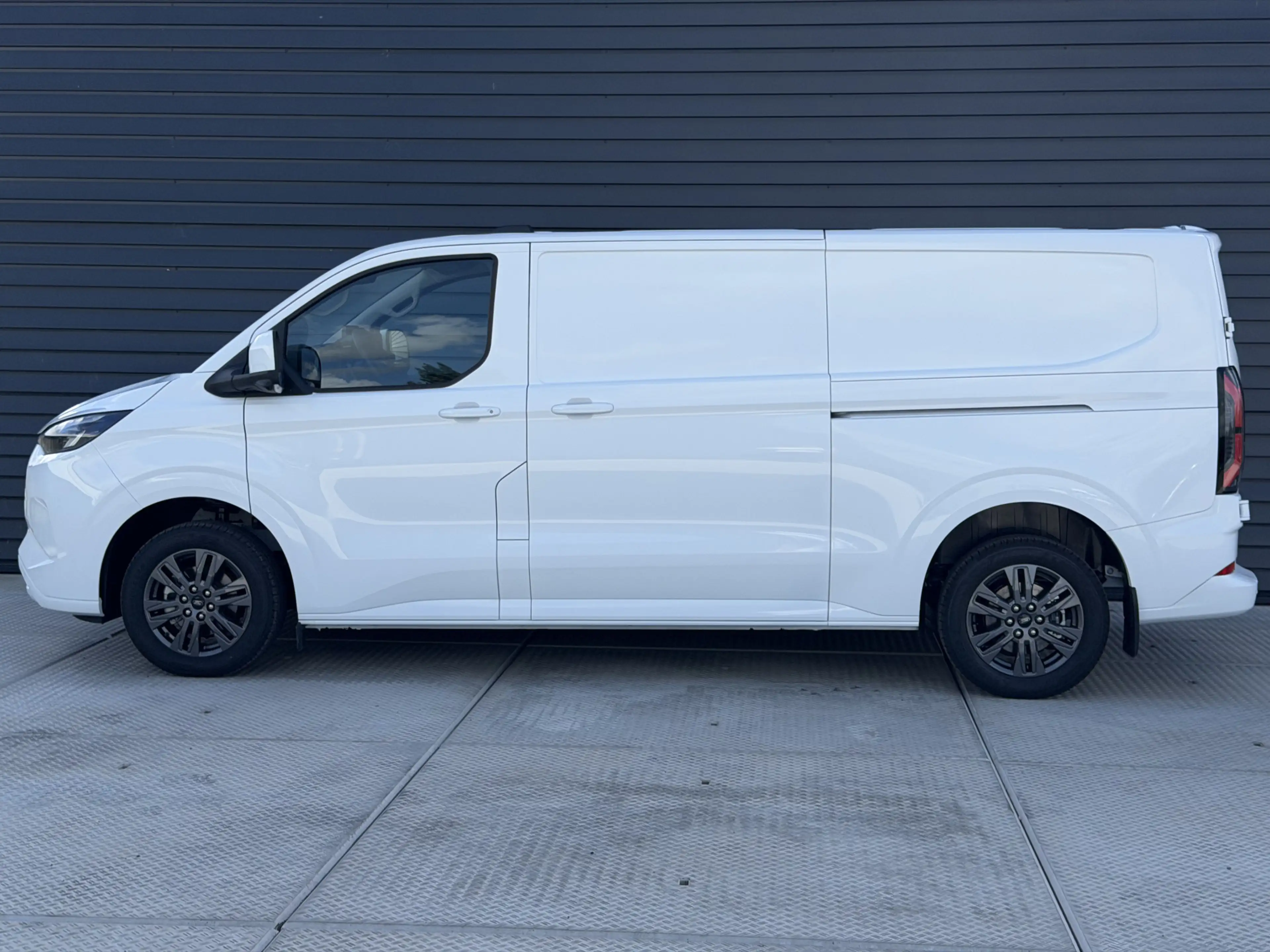 Ford Transit Custom E-Transit 340 L2H1 Limited 71 kWh | 360 Camera | P — photo 6