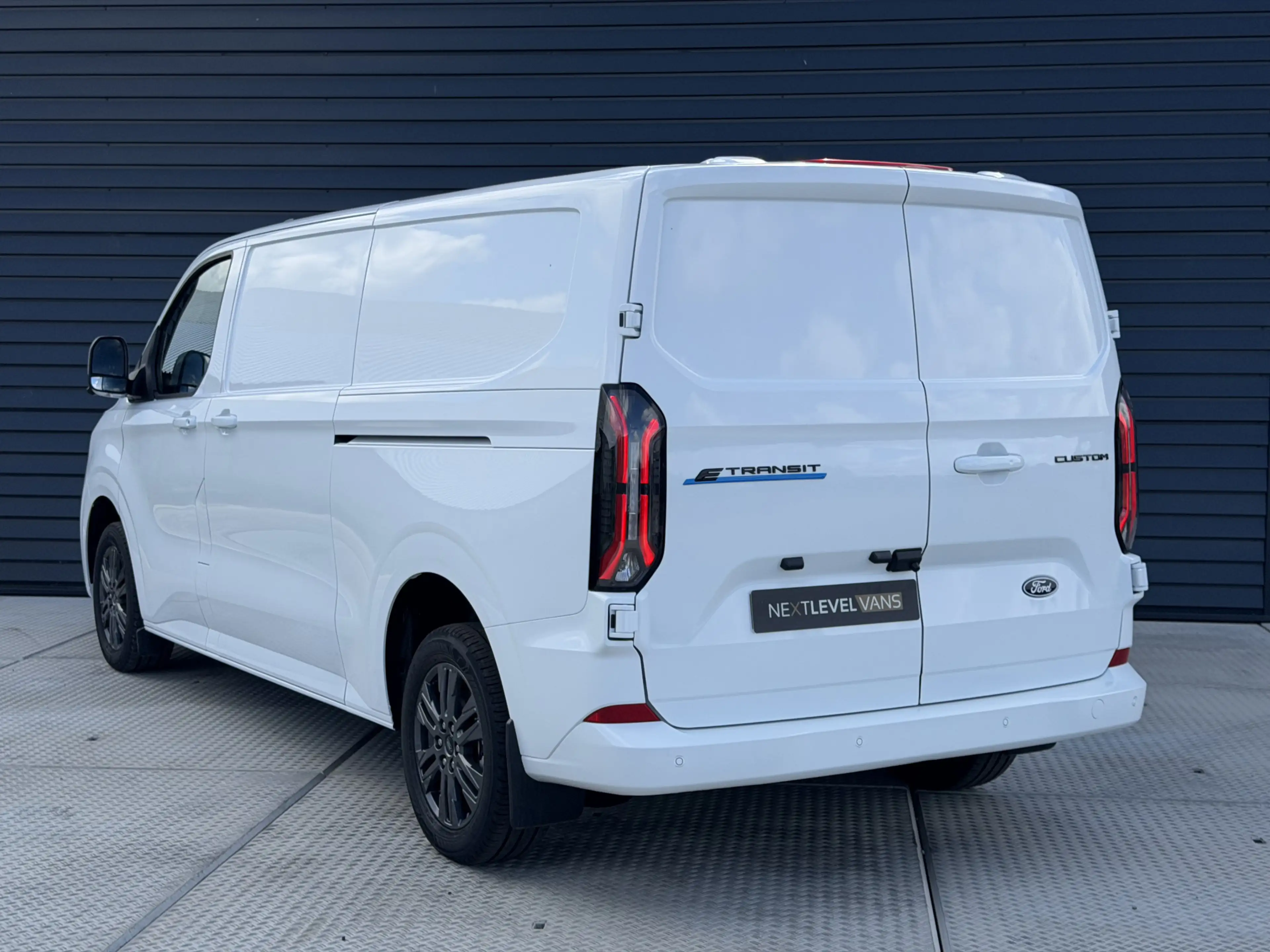 Ford Transit Custom E-Transit 340 L2H1 Limited 71 kWh | 360 Camera | P — photo 4