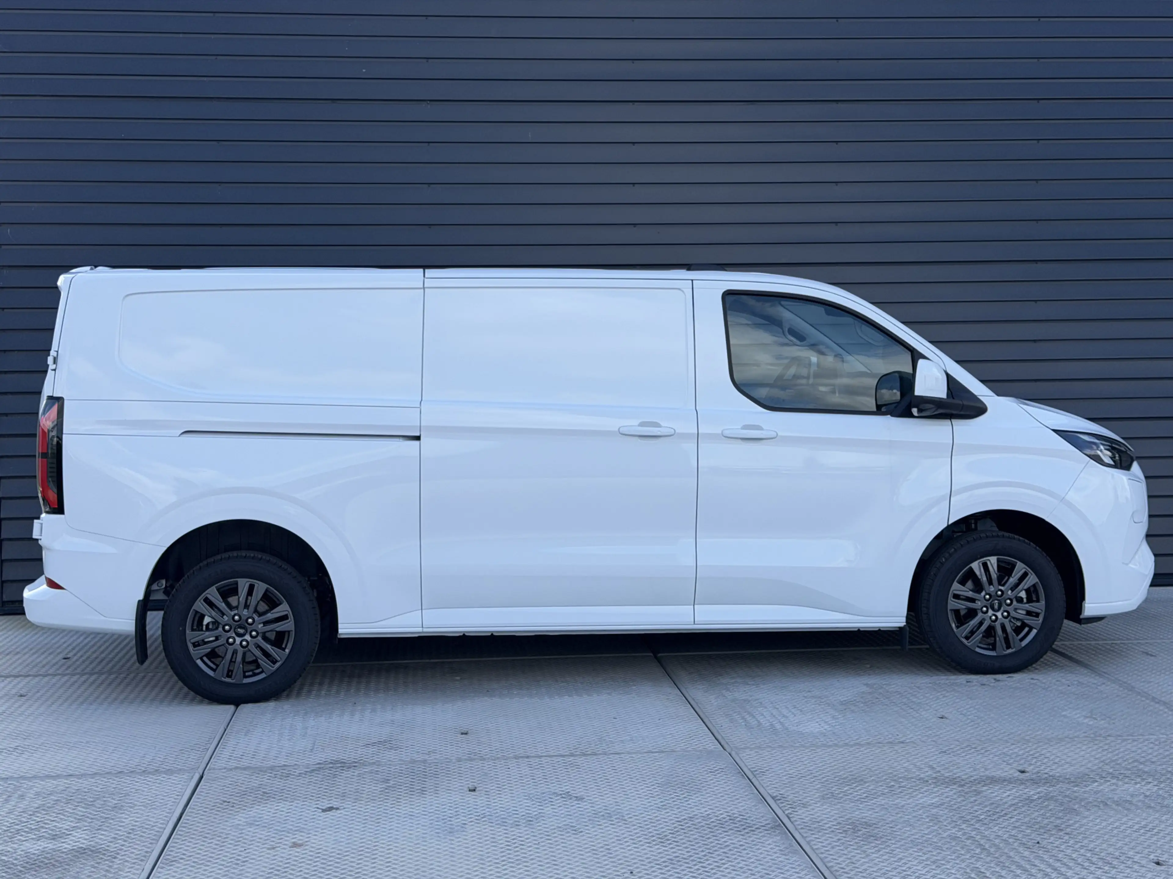 Ford Transit Custom E-Transit 340 L2H1 Limited 71 kWh | 360 Camera | P — photo 5