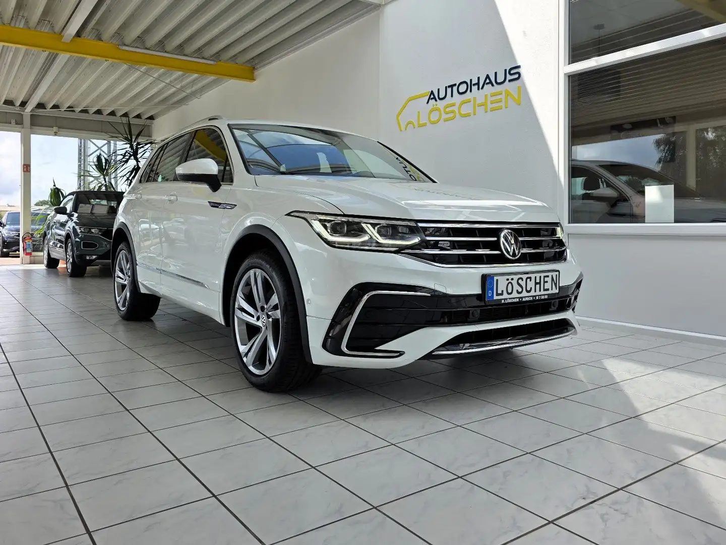Volkswagen Tiguan R-Line 4Motion R-Line Pano IQ-LED Wit - 1