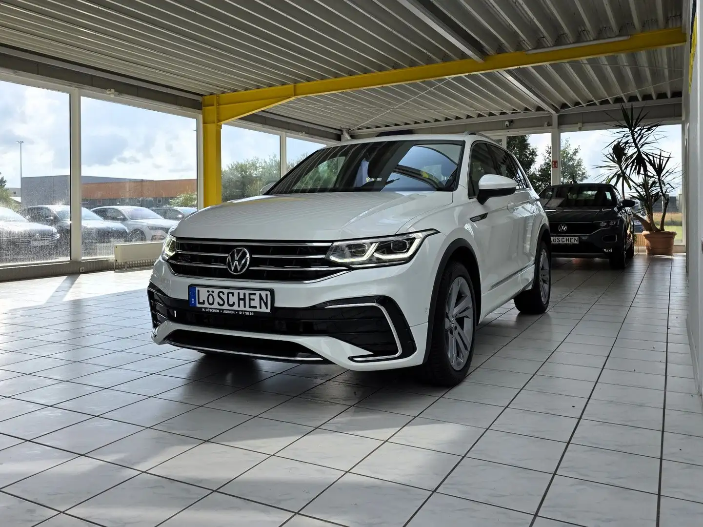 Volkswagen Tiguan R-Line 4Motion R-Line Pano IQ-LED Wit - 2