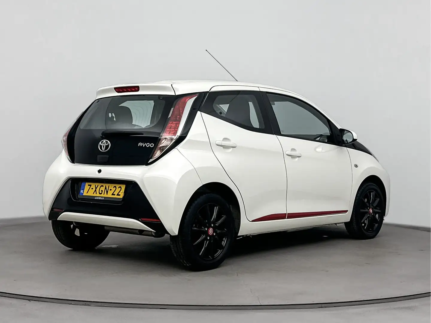 Toyota Aygo 1.0 VVT-i x-play | Bluetooth | Parkeercamera | Air Wit - 2