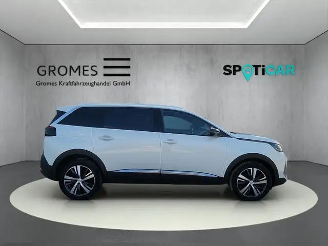 Peugeot 5008 view 2