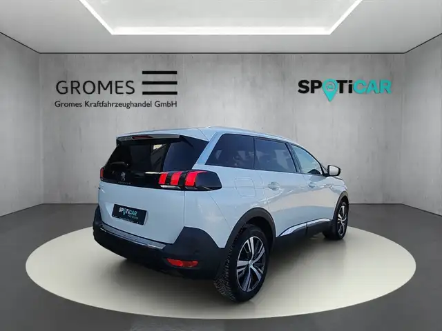 Peugeot 5008 view 3