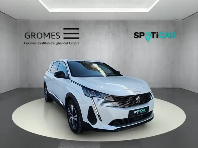 Peugeot 5008 main image