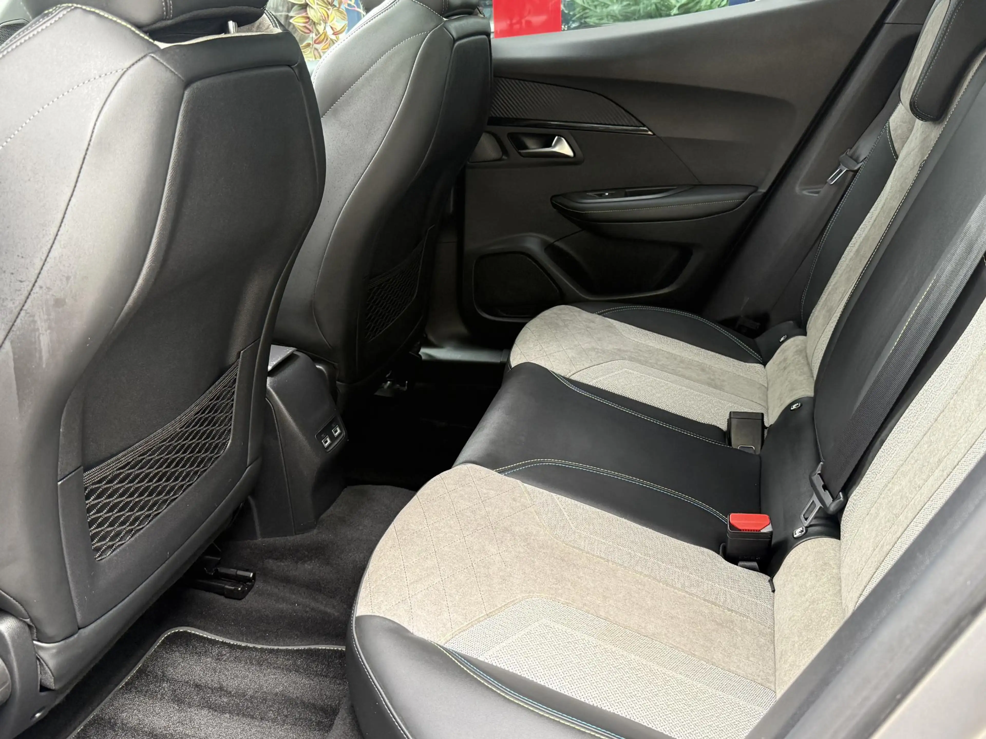 Peugeot e-2008 EV GT Pack 50 kWh | Panoramadak | Navigatie | ECC — photo 27