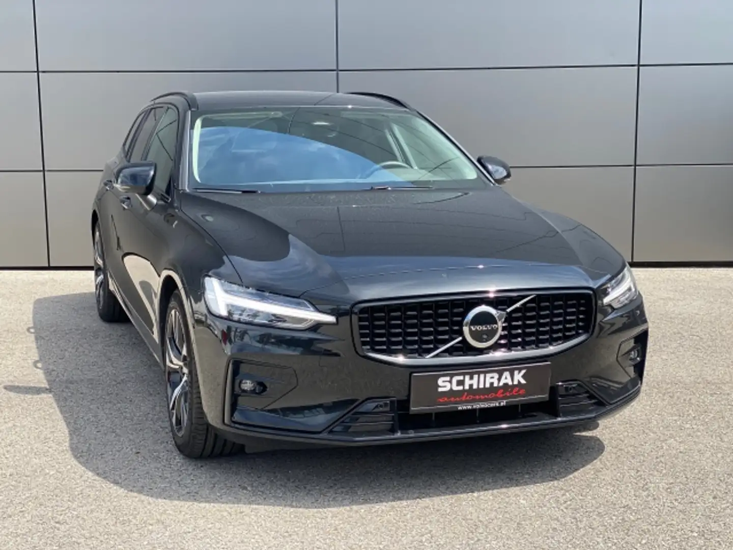 Volvo V60 T6 PHEV AWD Plus Dark Aut. Schwarz - 2