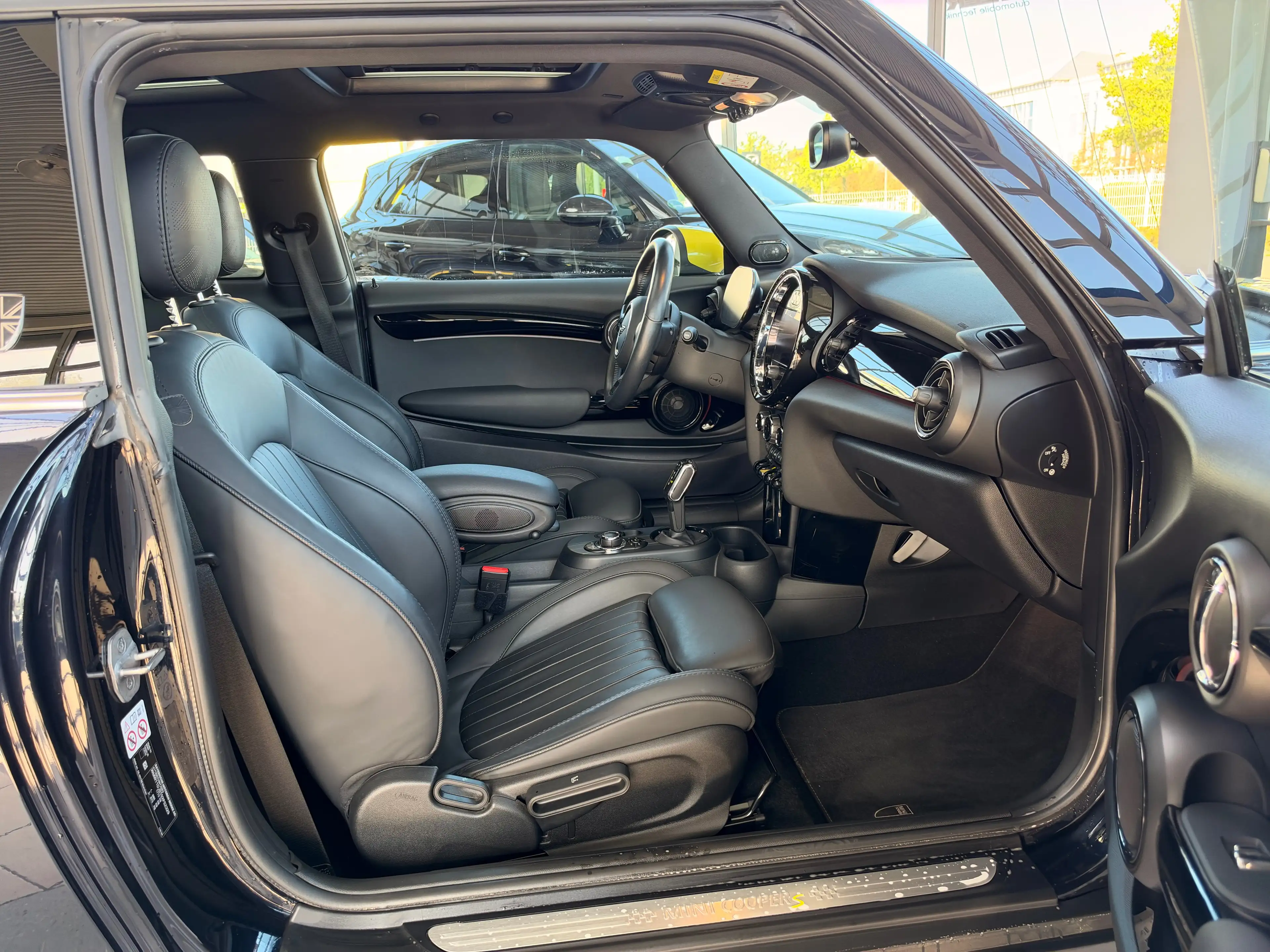 MINI Cooper SE Cooper SE Yours Trim — photo 12