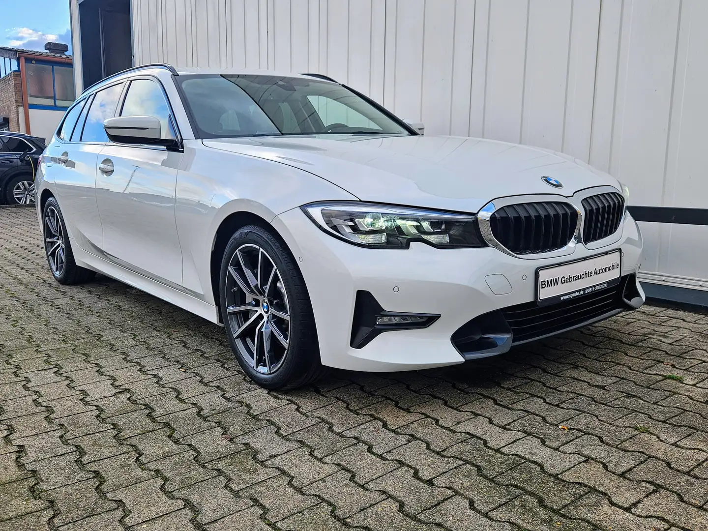 BMW 330 i*LCProf*HUD*SPORT LINE*STANDHEIZ*KEYLESS*KAM Weiß - 2