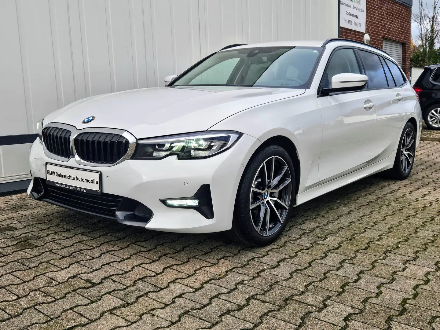BMW 330 i*LCProf*HUD*SPORT LINE*STANDHEIZ*KEYLESS*KAM Weiß - 1