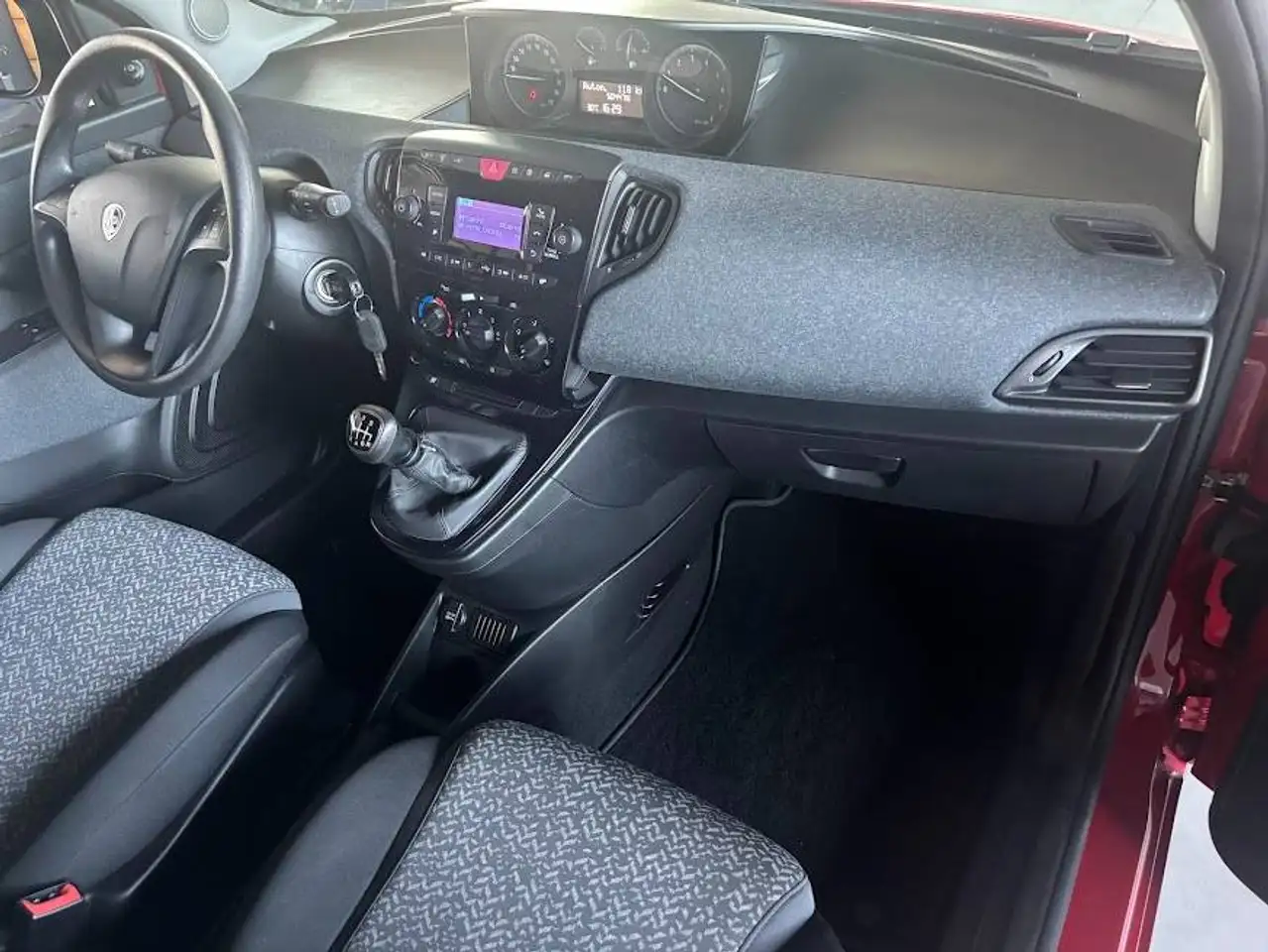 Lancia Ypsilon 2023 — фото 12