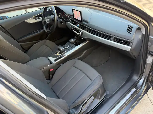 Audi A4 view 14