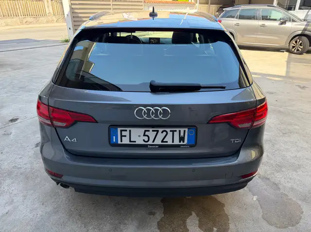 Audi A4 view 4