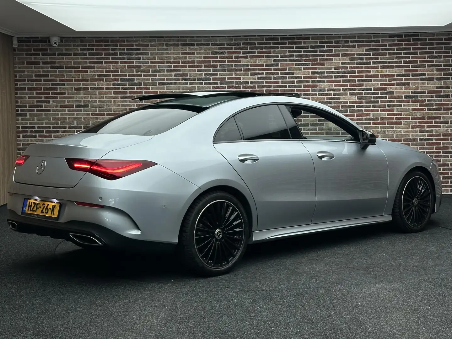 Mercedes-Benz CLA 200 AMG Line Panorama 360 Sfeer Grijs - 2