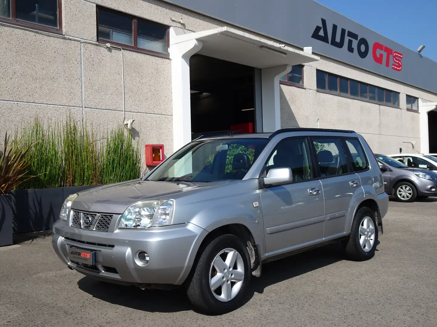 Nissan X-Trail 2.2 dci Urban Plus FL Argent - 1
