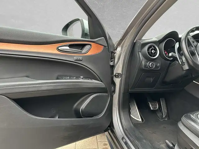 Alfa Romeo Stelvio view 5