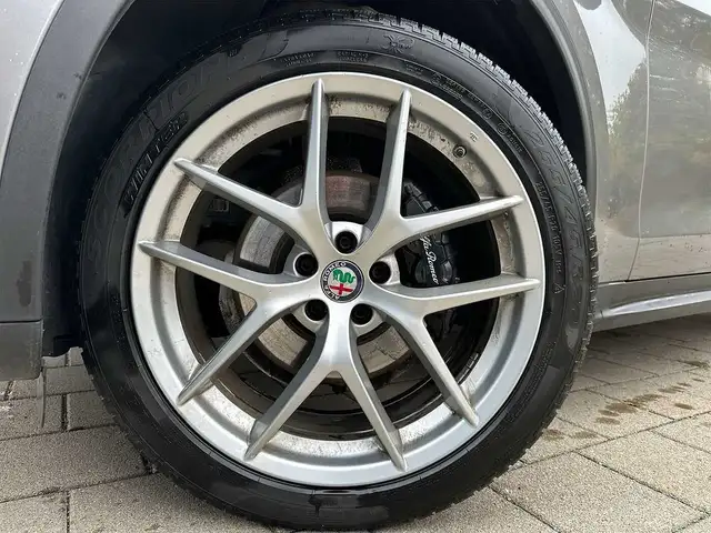 Alfa Romeo Stelvio view 9