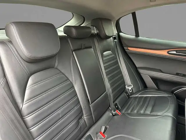 Alfa Romeo Stelvio view 8
