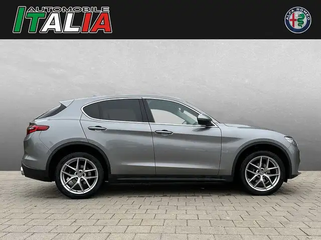 Alfa Romeo Stelvio view 3