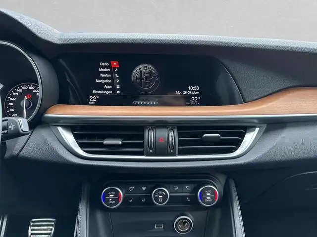 Alfa Romeo Stelvio view 12
