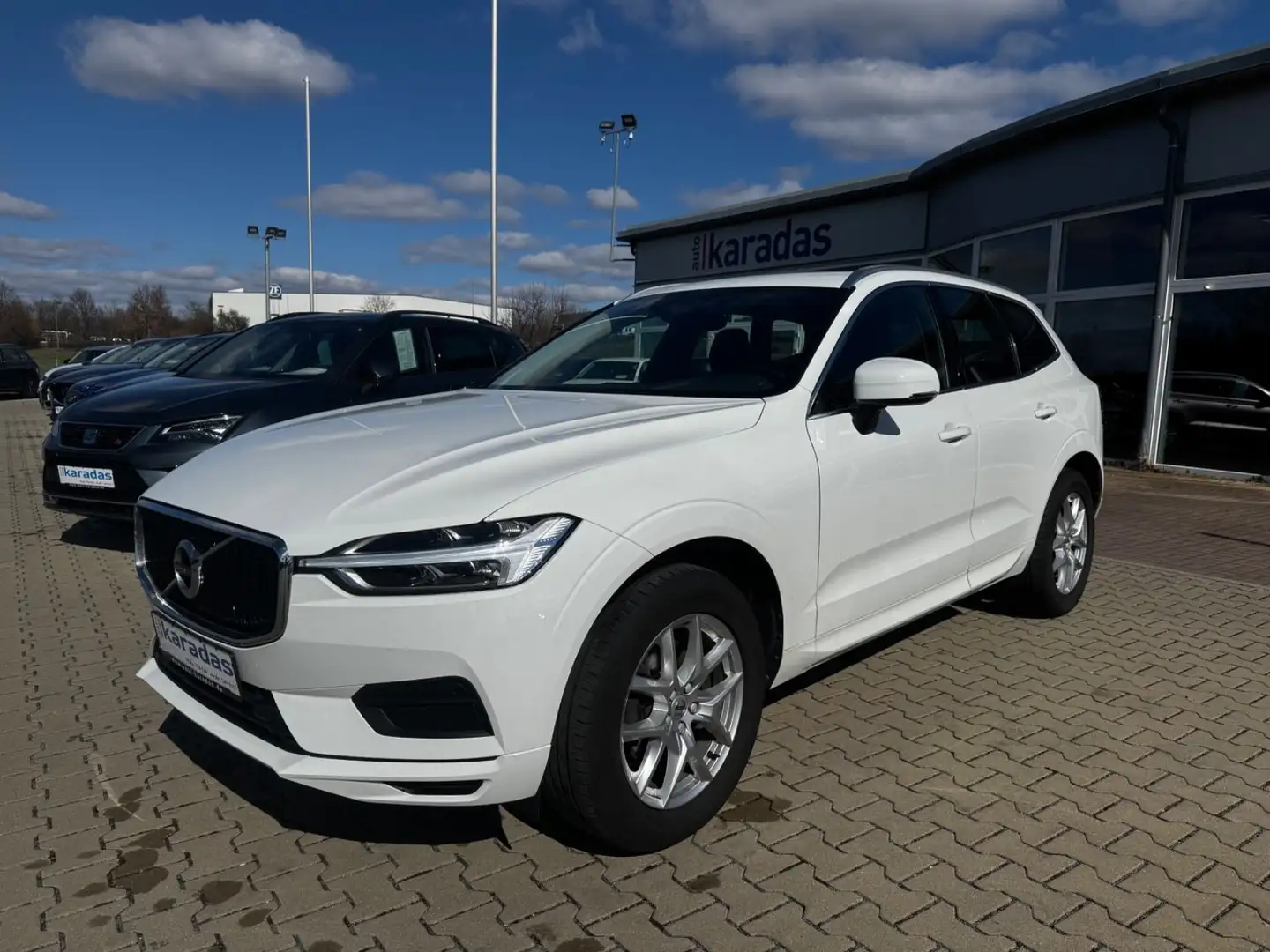 Volvo XC60 Momentum Pro 2WD AHK/LED/NAV/ KAM/SHZ Weiß - 1