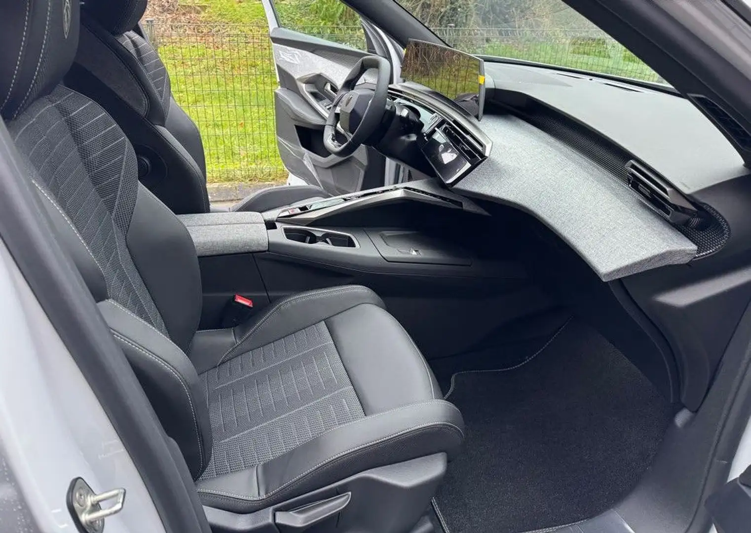 Peugeot 5008 GT HYBRID 145 e-DCS6 Pack attelage 7 places BLANCK OKENITE disponible immédiatement Schwarz - 2