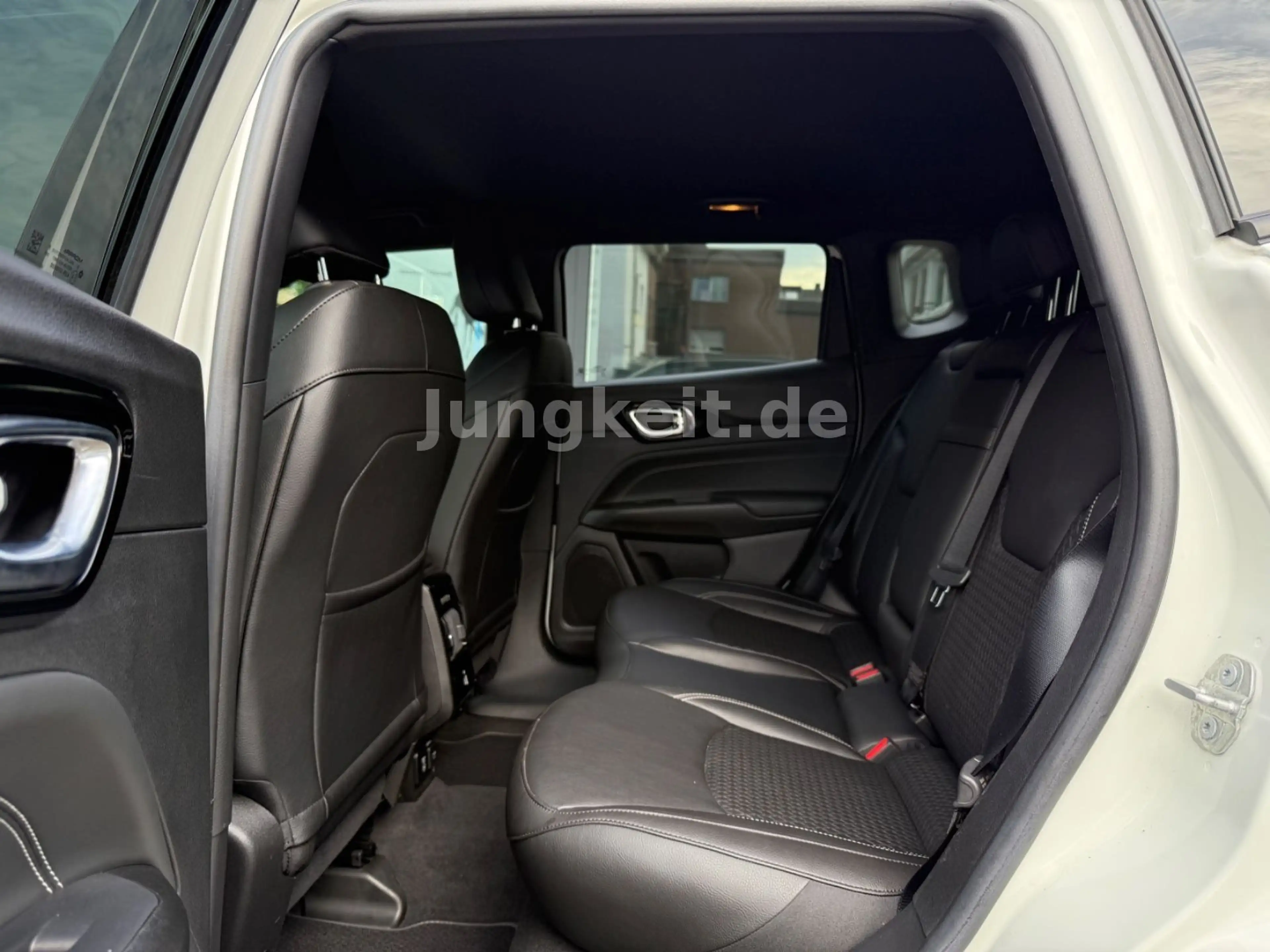 Jeep Compass 80th Anniversary Plug-In Hybrid 4WD — photo 15