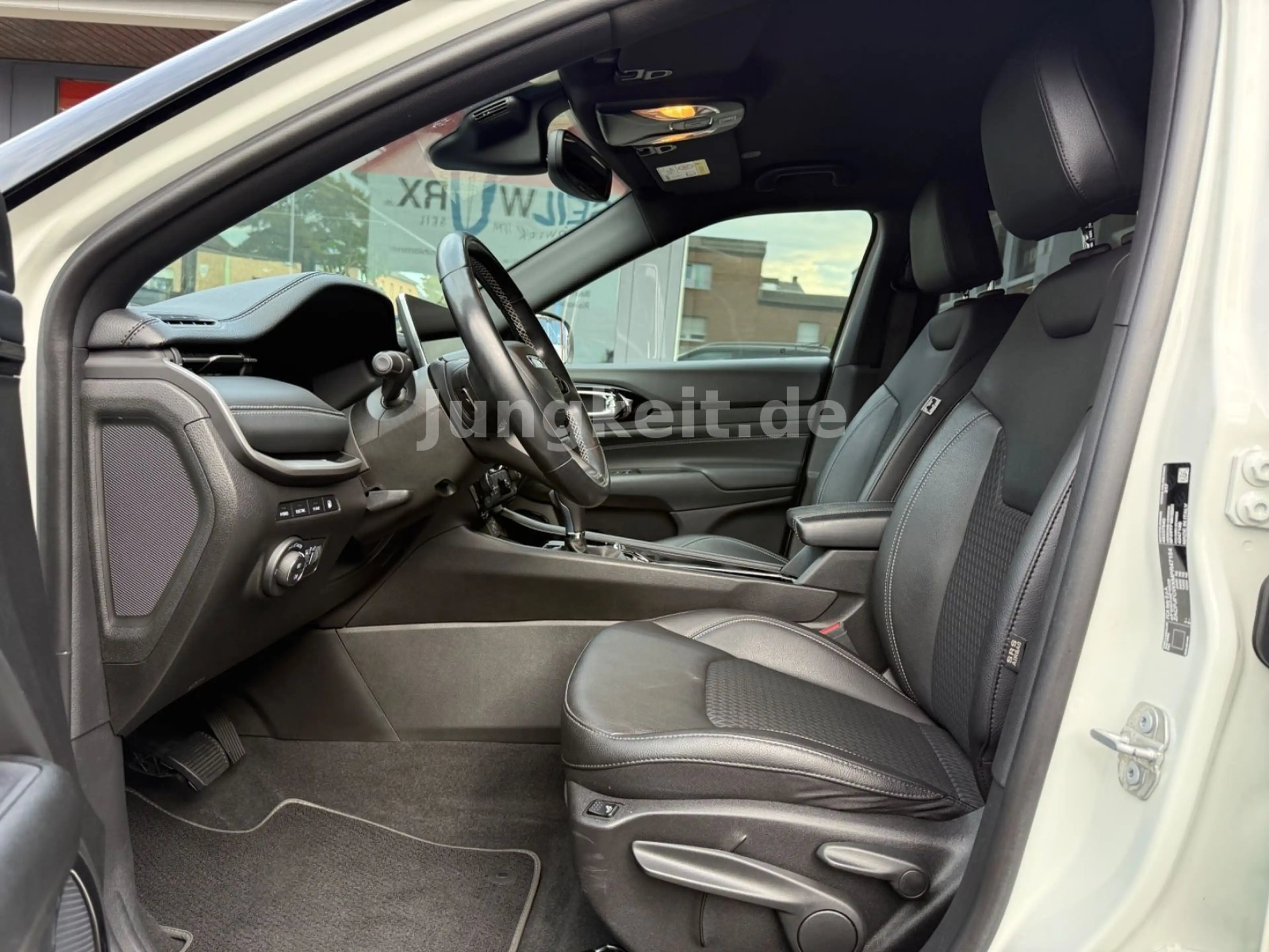 Jeep Compass 80th Anniversary Plug-In Hybrid 4WD — photo 12