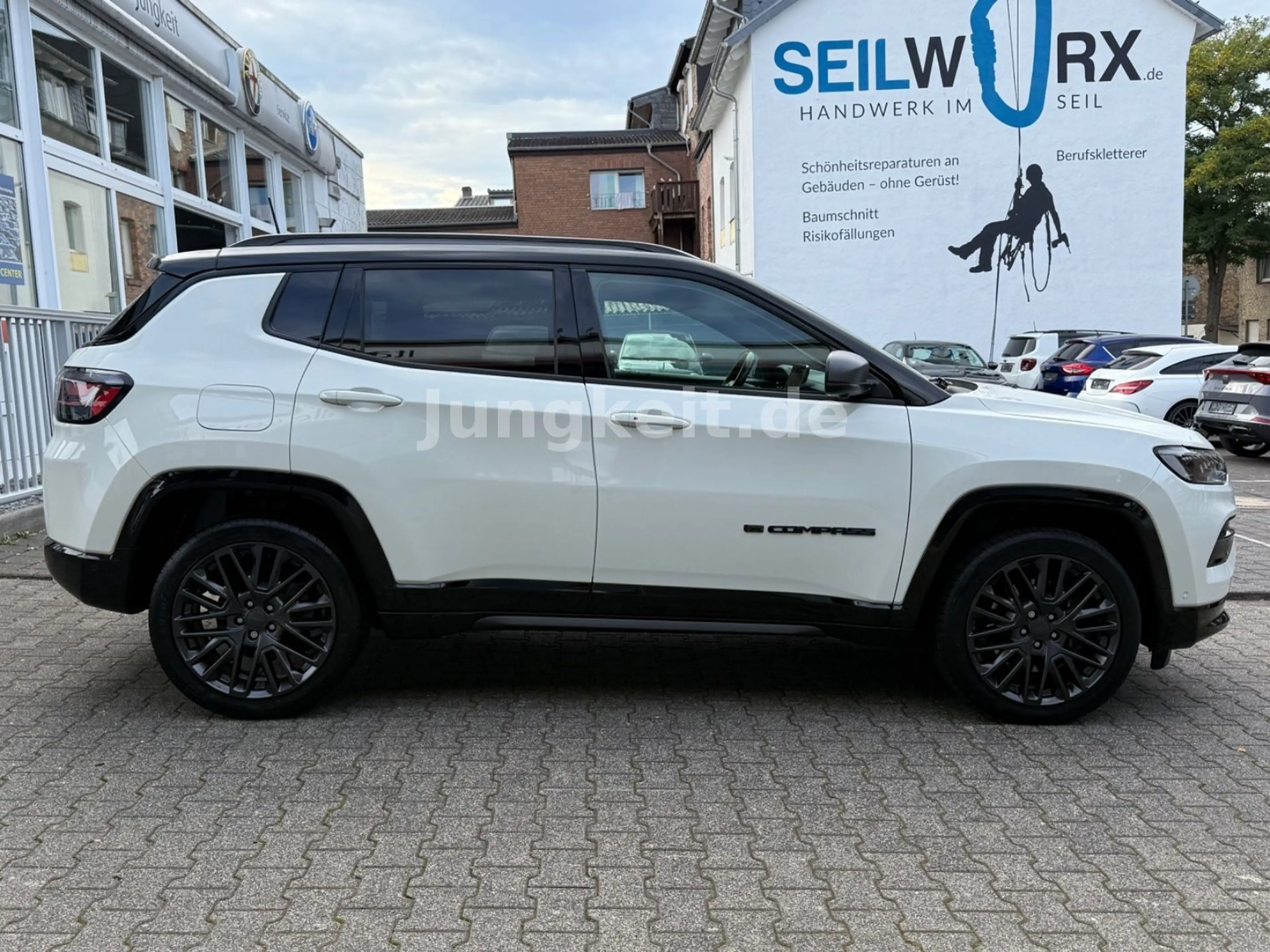 Jeep Compass 80th Anniversary Plug-In Hybrid 4WD — photo 5