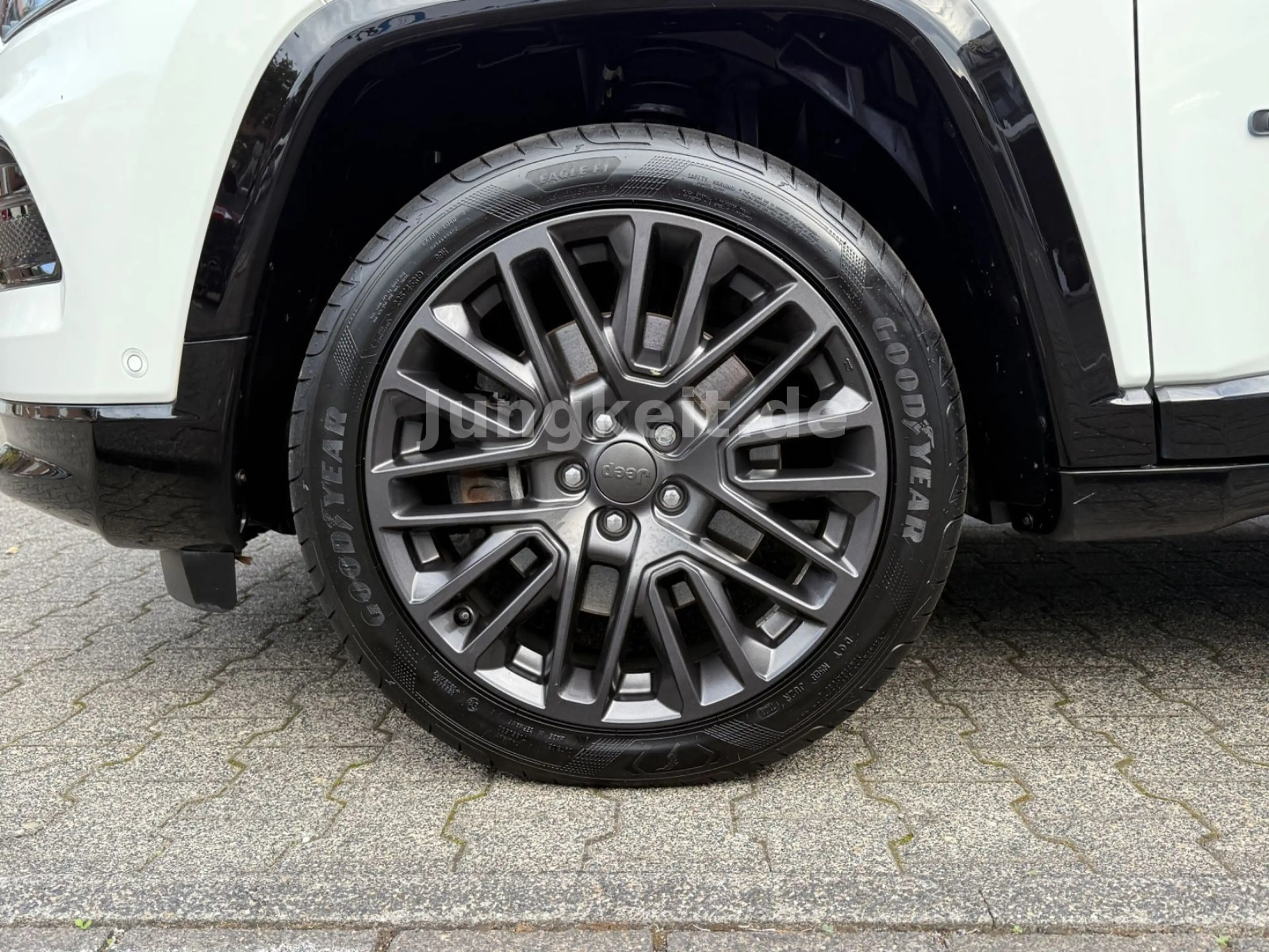 Jeep Compass 80th Anniversary Plug-In Hybrid 4WD — photo 10