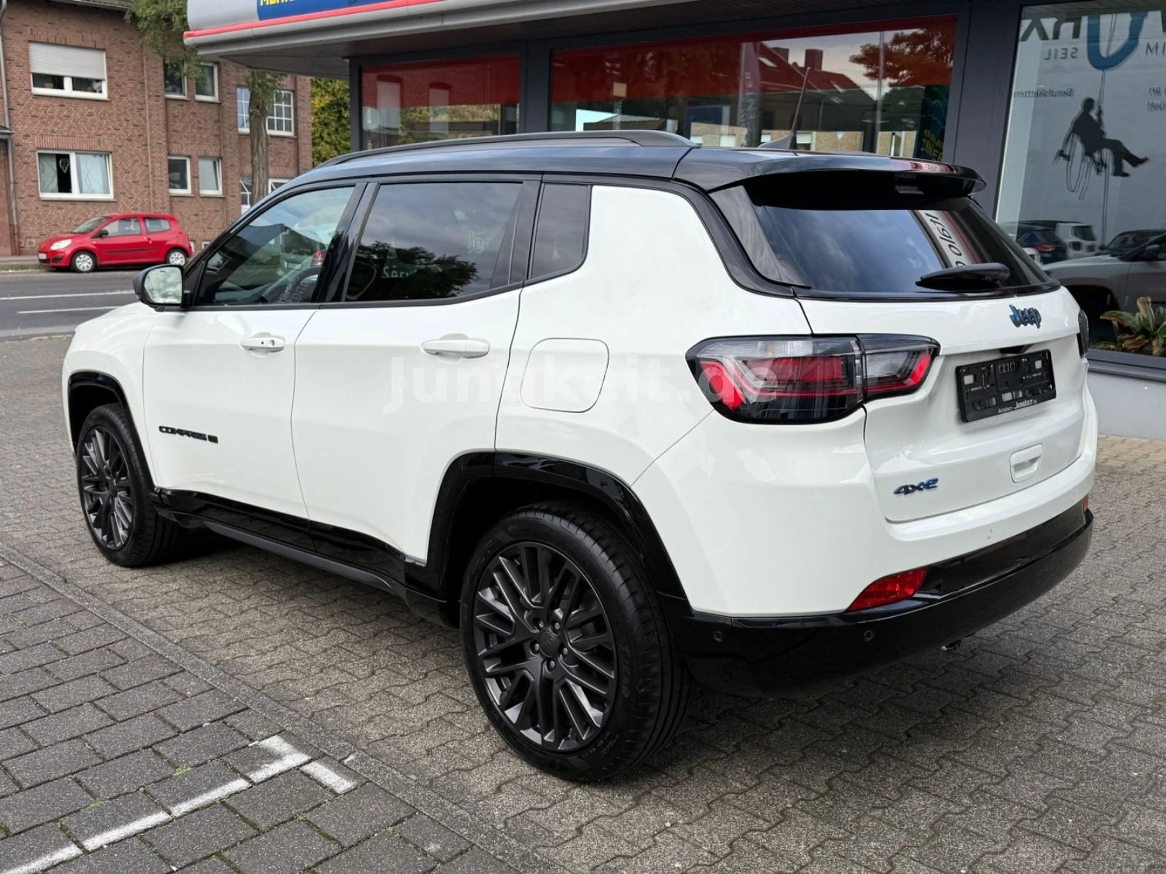 Jeep Compass 80th Anniversary Plug-In Hybrid 4WD — photo 8