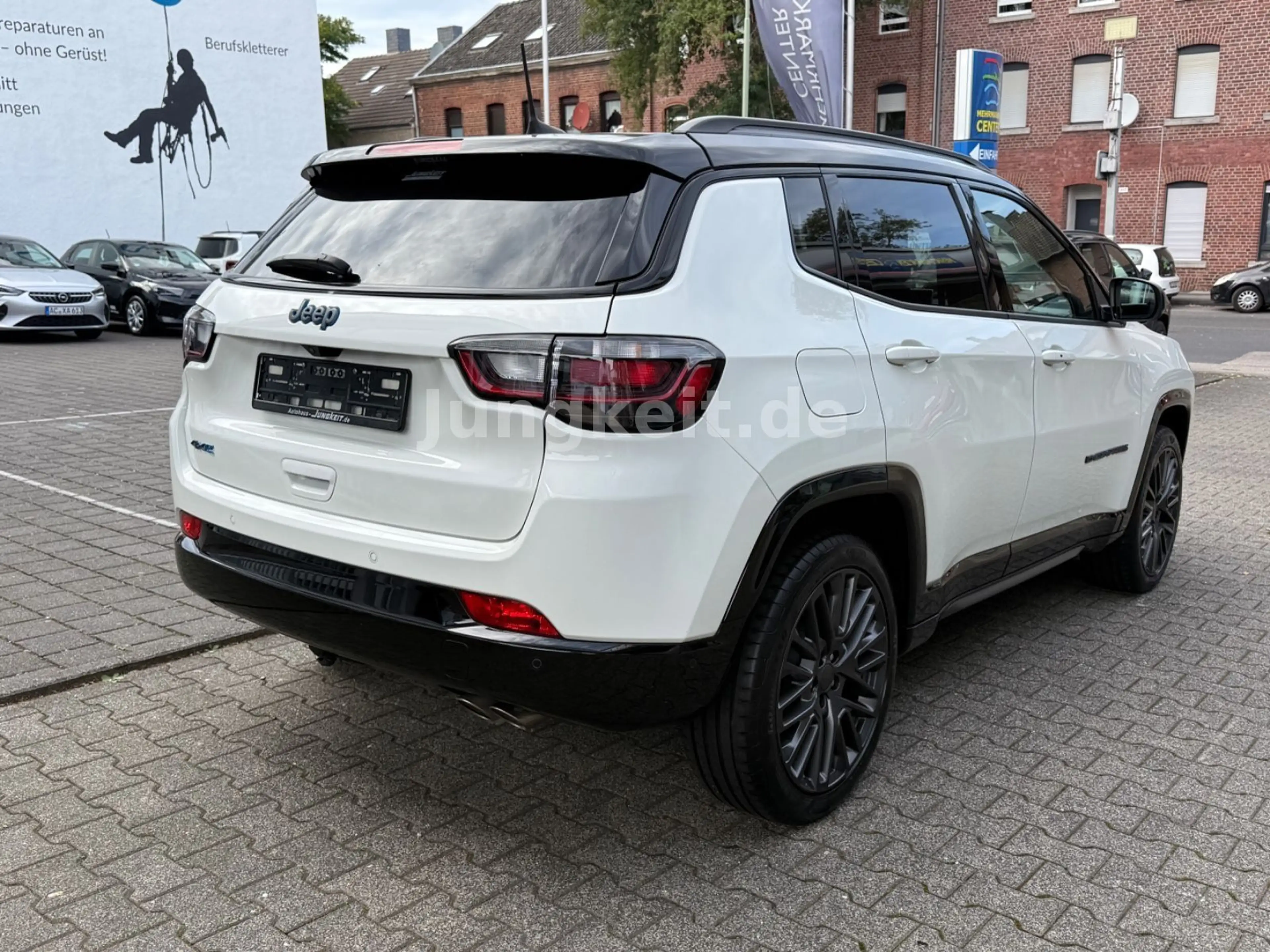 Jeep Compass 80th Anniversary Plug-In Hybrid 4WD — photo 6