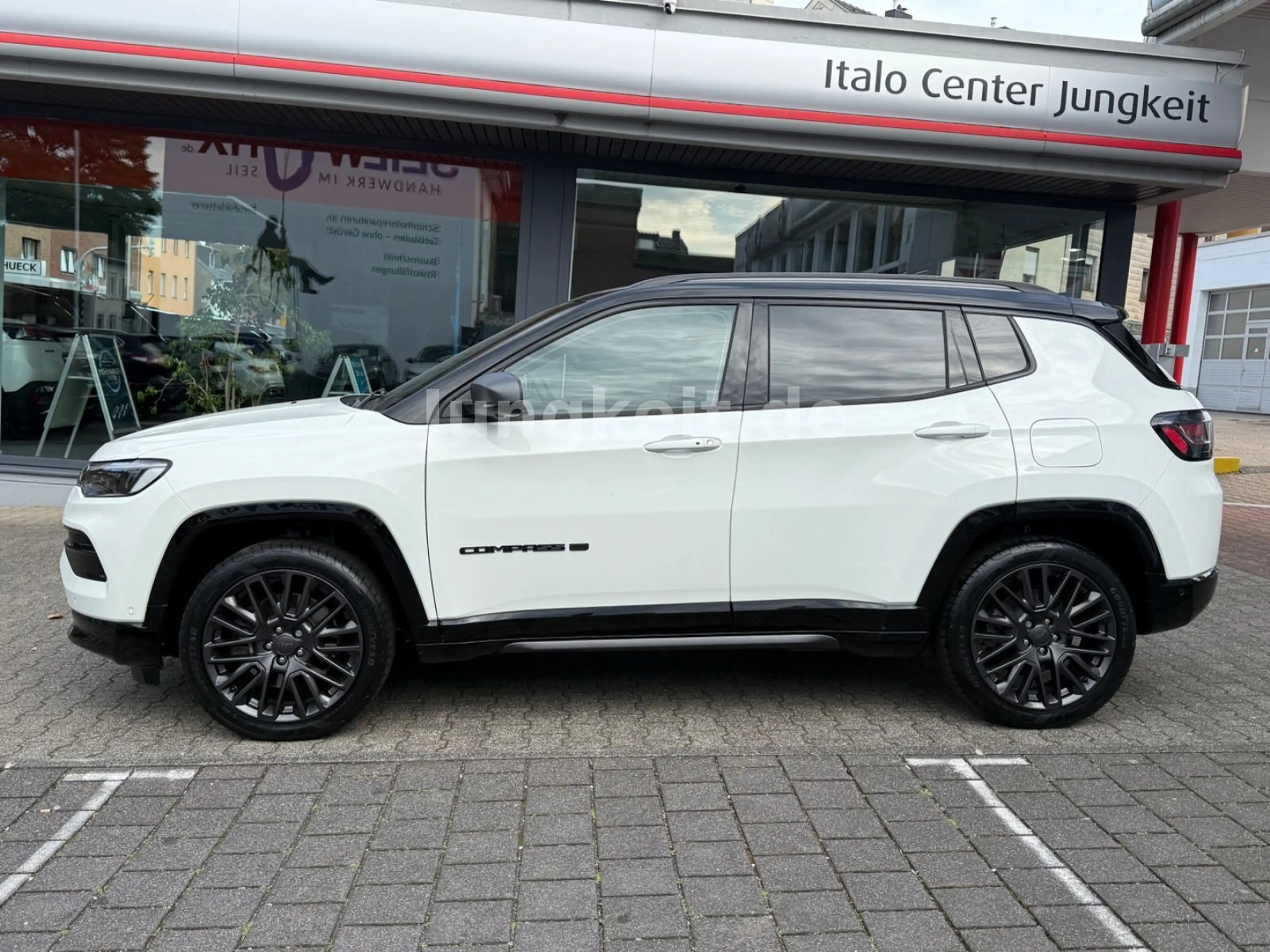 Jeep Compass 80th Anniversary Plug-In Hybrid 4WD — photo 9