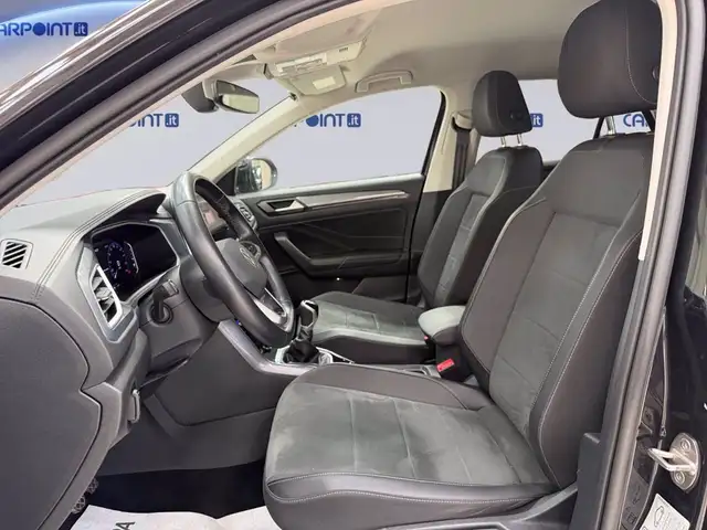 Volkswagen T-Roc view 10