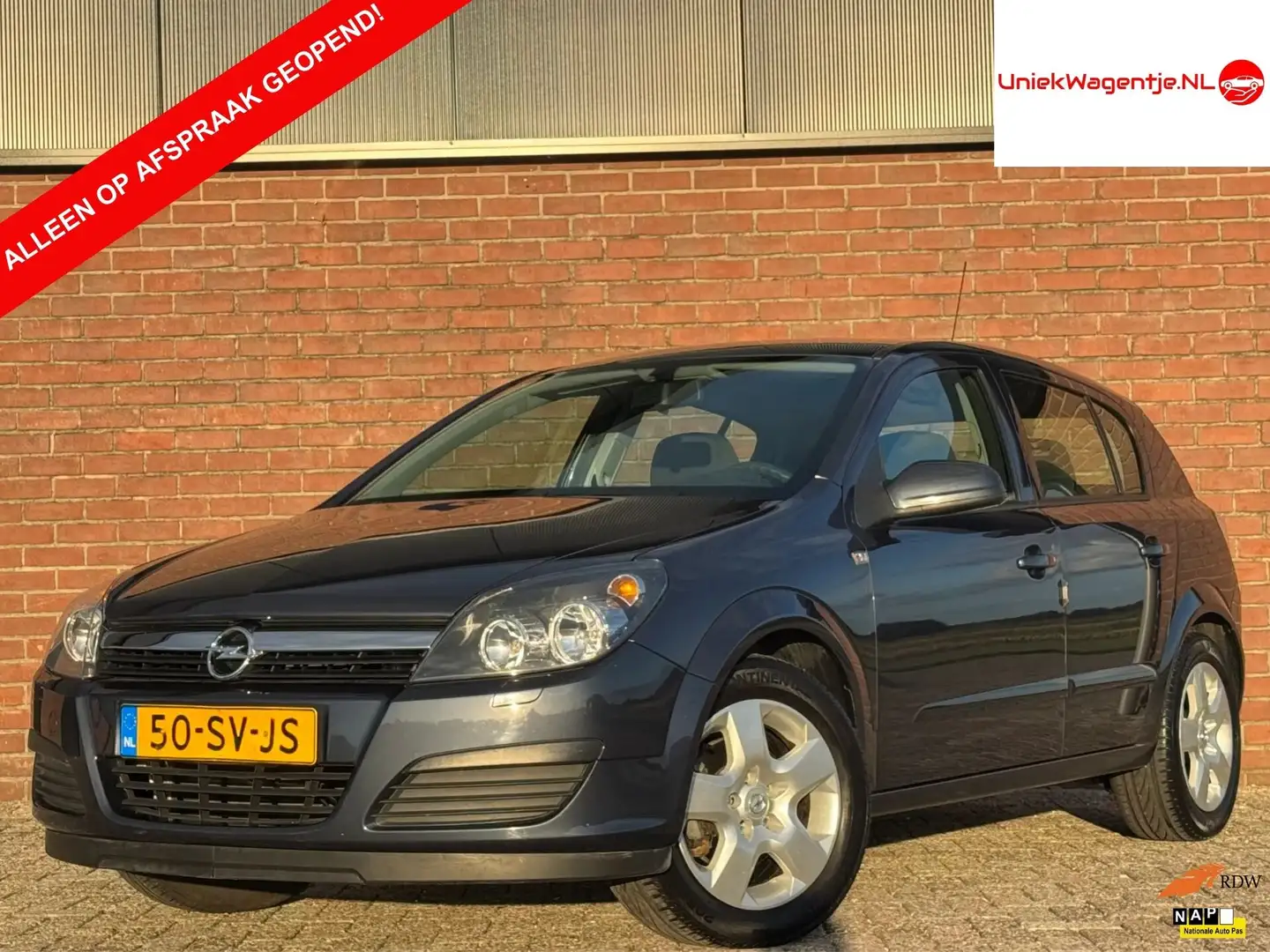 Opel Astra 1.6 Edition | NL-AUTO! | DEALER OH! | TREKHAAK! Grau - 1