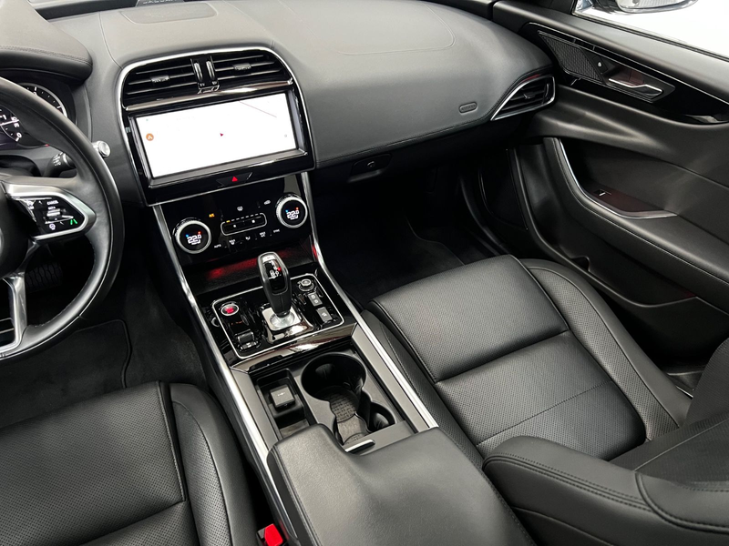 Jaguar XE S AWD 4x4 *LEDER*PANO*LED*NAVI*ACC*360°CAM* — photo 12