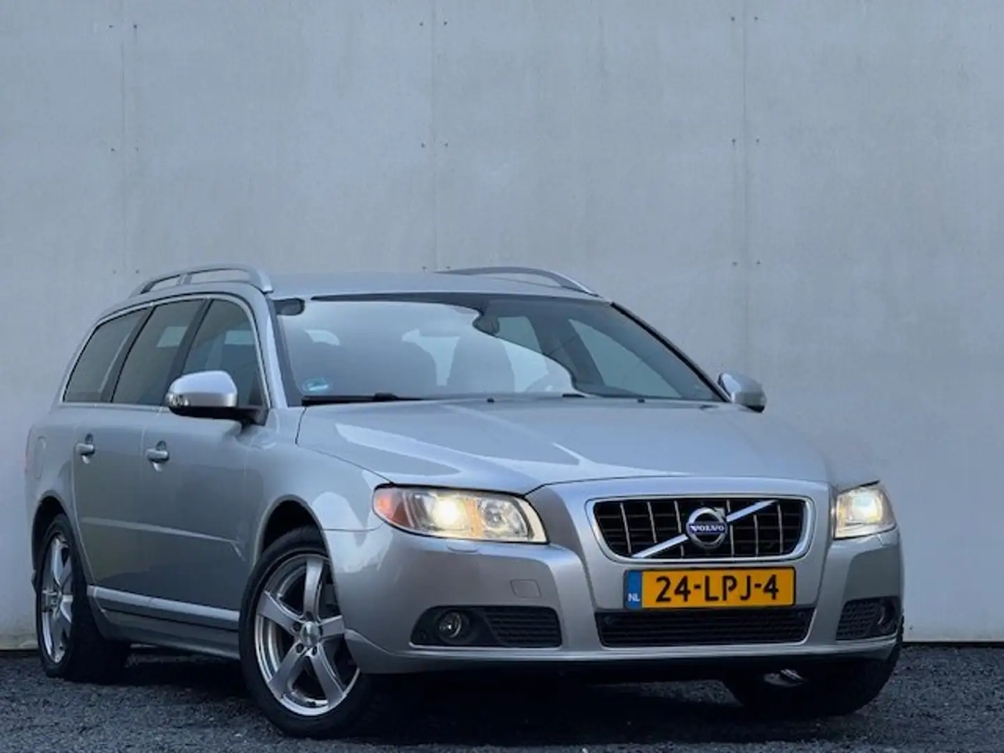 Volvo V70 V70 2.0T Summum Grijs - 2