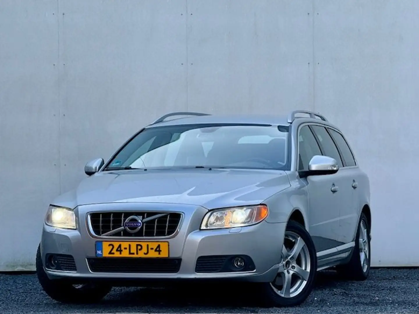 Volvo V70 V70 2.0T Summum Grijs - 1
