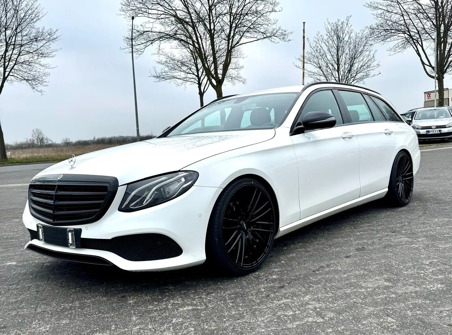 Mercedes-Benz E 220 d 4Matic T Model Sport Night Paket Weiß - 1